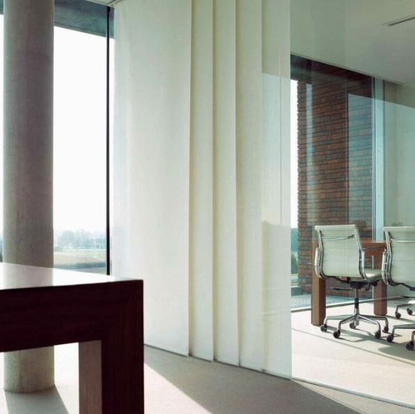 Paneelgordijn als room divider niet transparante gordijnstof