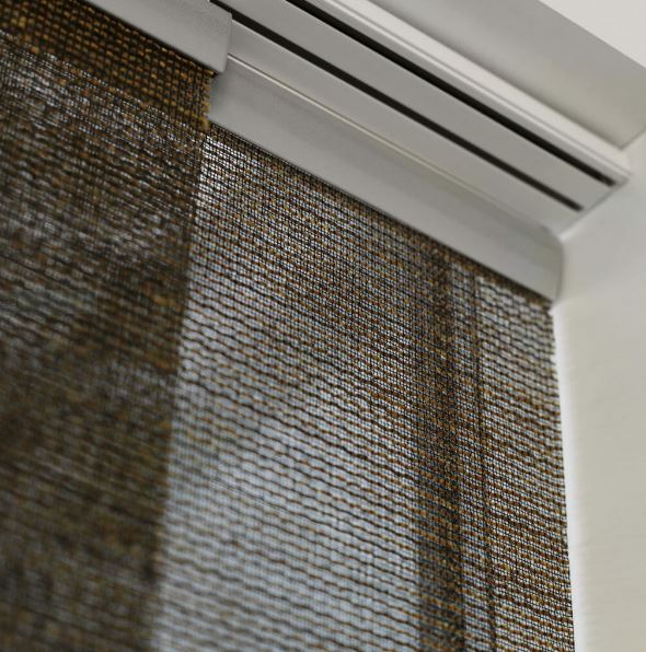 Paneelgordijnen met verschillende stoffen.