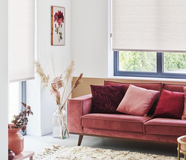 Lichte rolgordijnen in de woonkamer