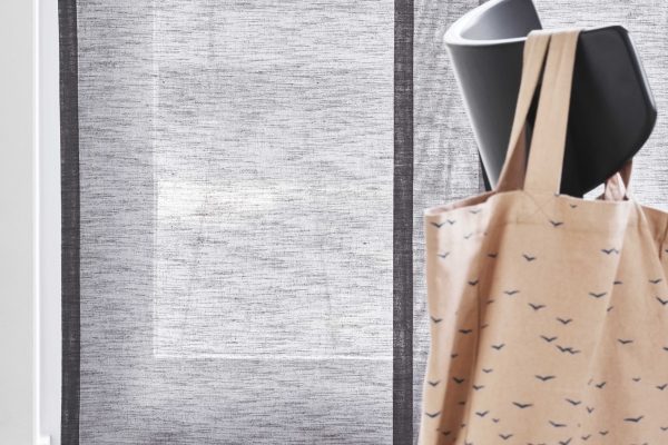 Tranparante paneelgordijnen voor privacy en licht.