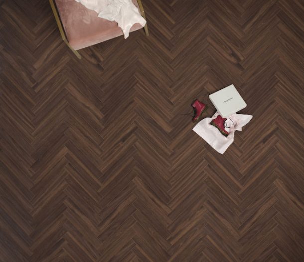 Laminaat visgraat in walnoten houtlook woonkamer