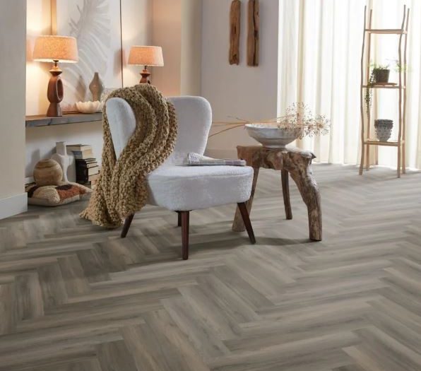 Visgraat laminaat vergrijsd bruin woonkamer