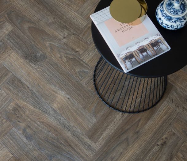 laminaat visgraat donkere bruintint