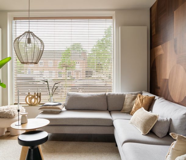 Horizontale houten jaloezieën in de woonkamer aangestuurd met Motionblinds van bece®