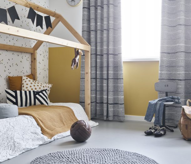 Gordijn – overgordijnen – Vadain – Outline – blauw met patroon – sfeerfoto – liggend – slaapkamer