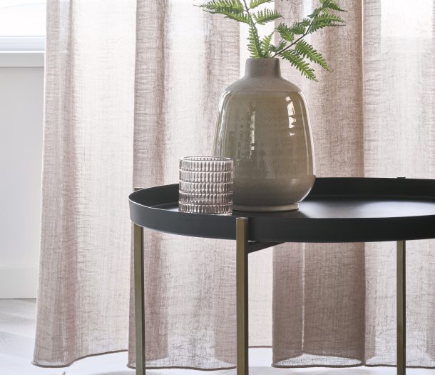 Gordijn – vitrage – Vadain – weekend – roze – sfeerfoto – vierkant