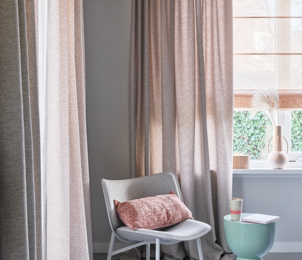 Gordijn – Inbetweens – Vadain – Duurzame gordijnen – A New Beginning – roze – staand – zithoek