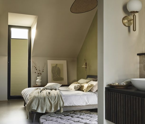 Raamdecoratie zonder boren: duettes met magneetframe in slaapkamer deur.