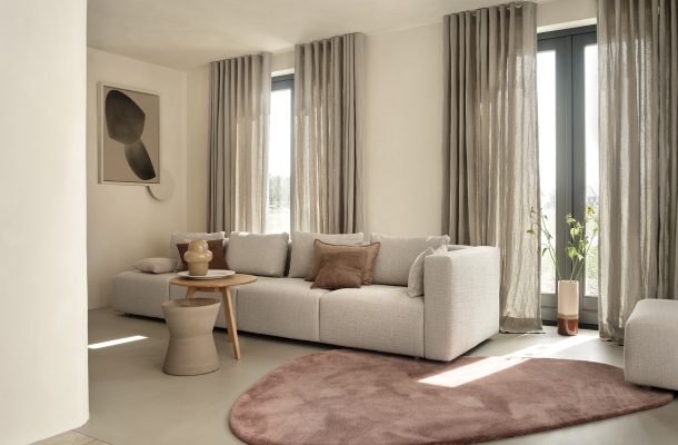 Japandi woonstijl: zacht vloerkleed in organische vorm