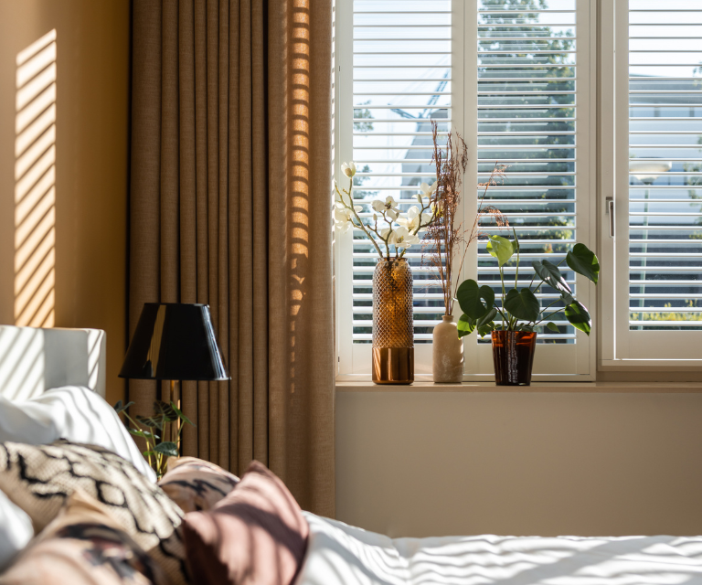 Witte shutters op de slaapkamer