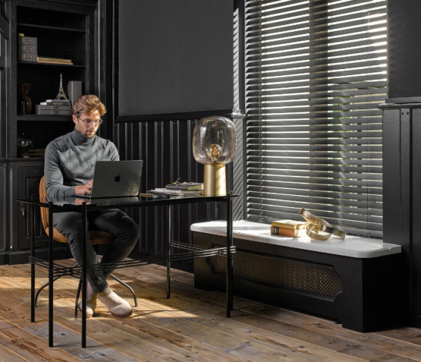 Zwarte horizontale jaloezieën in de werkkamer