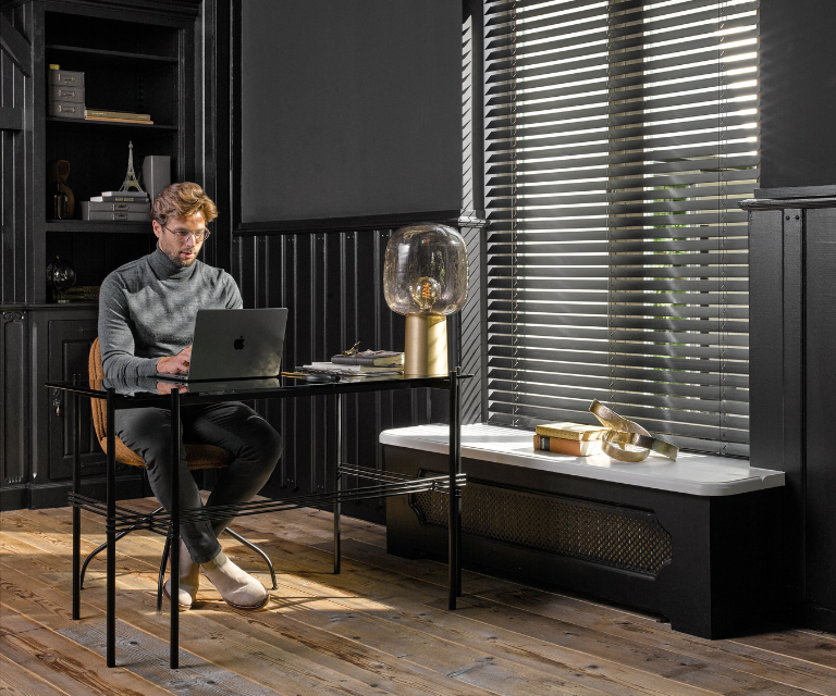 Zwarte horizontale jaloezieën in de werkkamer