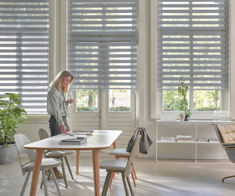 Grijze Twist® rolgordijnen (multishades) in de woonkamer