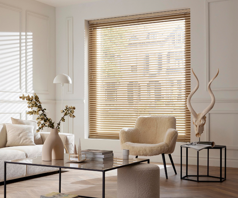 Eiken horizontale jaloezieën in de woonkamer