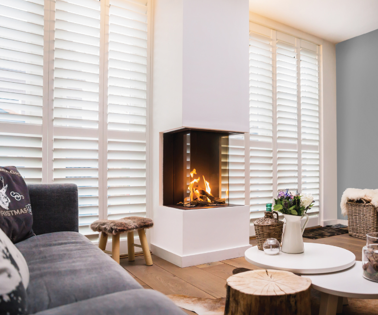 Witte shutters in de woonkamer