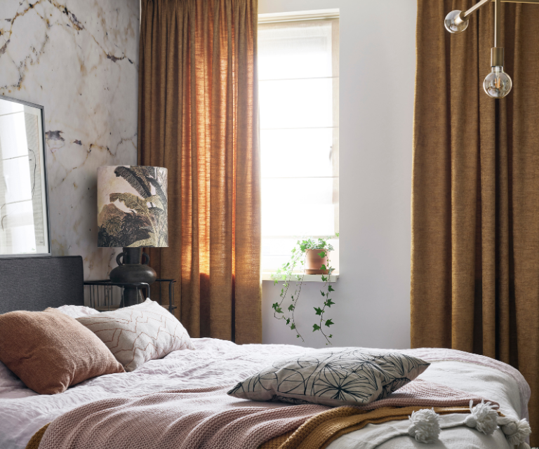 Bruine inbetween gordijnen op de slaapkamer