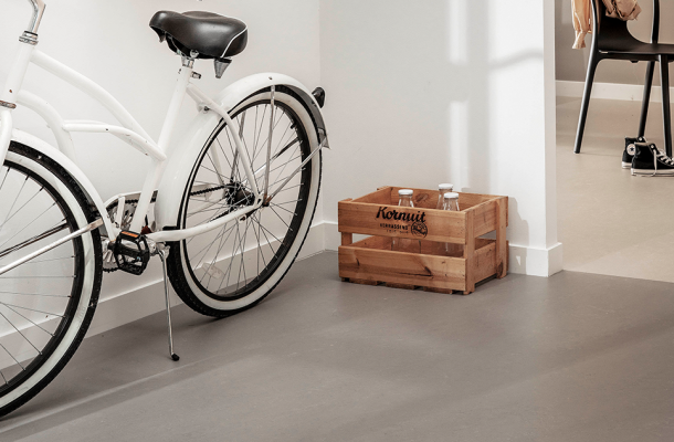 Betonlook Marmoleum vloer in de hal