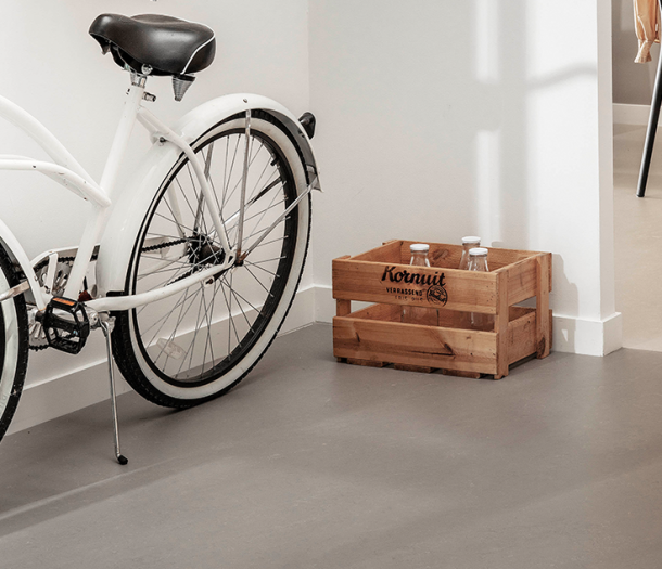 Betonlook Marmoleum vloer in de hal