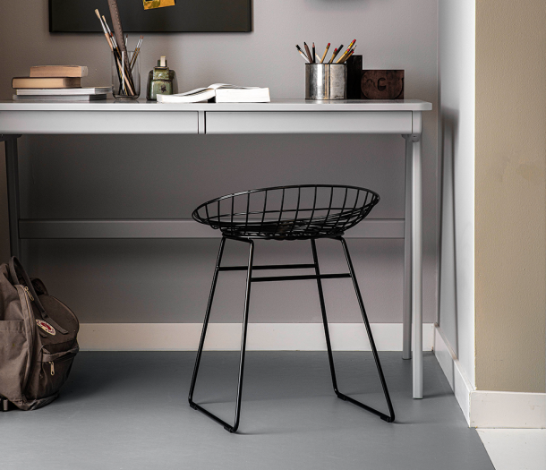 Donkere betonlook Marmoleum vloer op werkplek