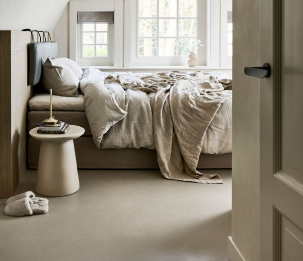 Grijze betonlook Marmoleum in de slaapkamer