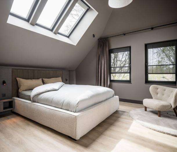 Zwart rolgordijn van geweven hout in de slaapkamer