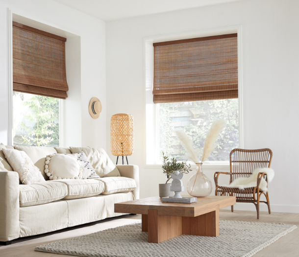 Bruin vouwgordijnen van geweven hout in de woonkamer