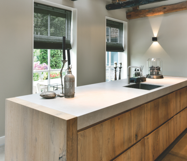 Zwart vouwgordijn van geweven hout in keuken