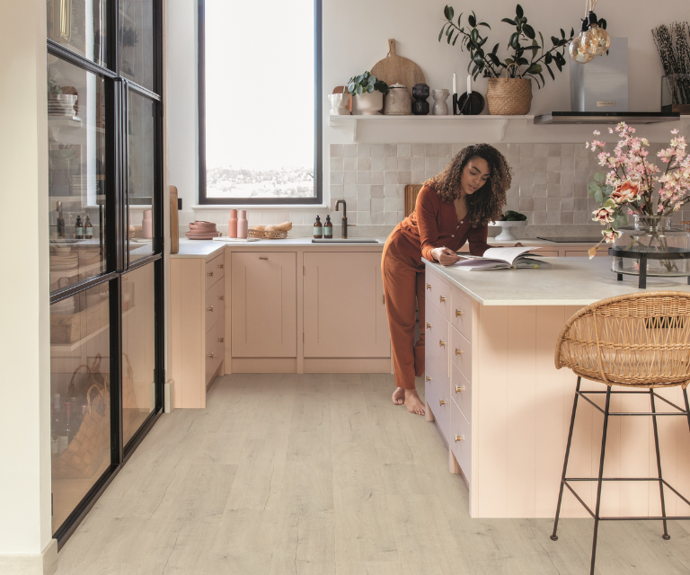 Lichte laminaat vloer met houtlook in de keuken