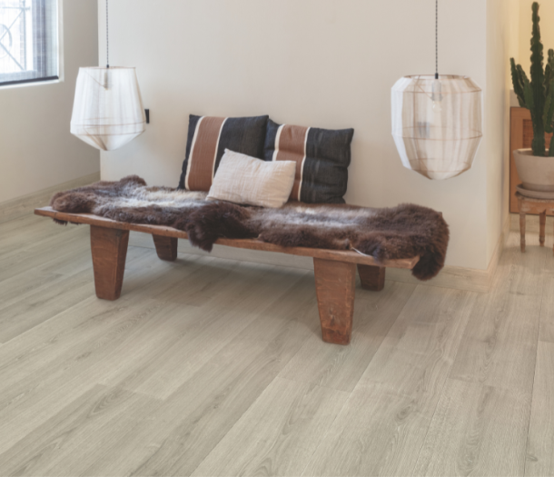 Grijze laminaat vloer in de zithoek