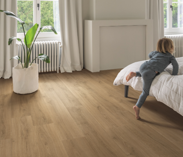 Warm bruine laminaat vloer in de slaapkamer