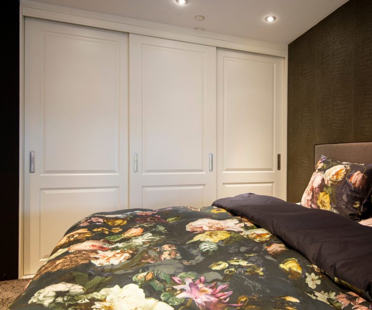 Witte schuifdeurkasten op maat bij Home Interior