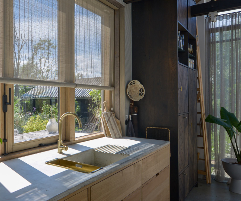 Licht rolgordijn van geweven hout in de keuken