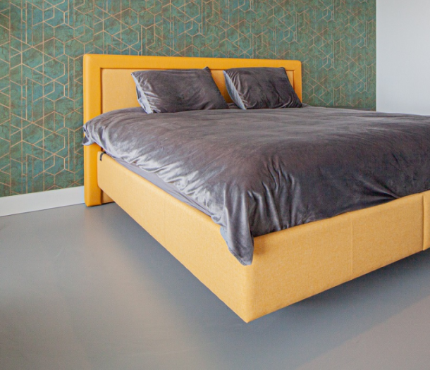 Licht grijze gietvloer in de slaapkamer