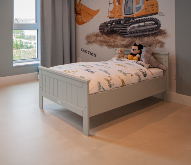 Beige gietvloer in de kinderkamer