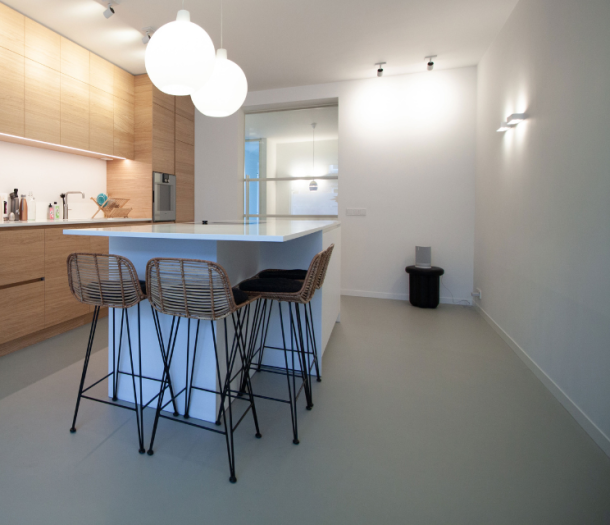 Licht grijze gietvloer in de keuken