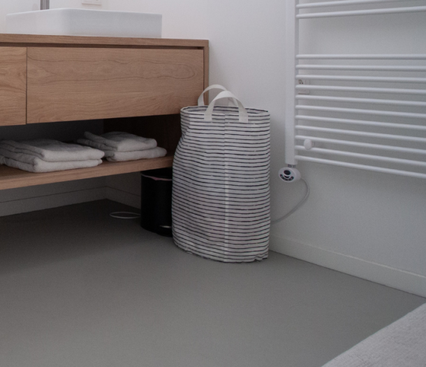 Licht grijze gietvloer in de badkamer