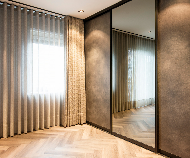 Schuifdeurkast met spiegel in de slaapkamer