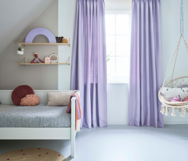 Licht paarse gordijnen in de kinderkamer