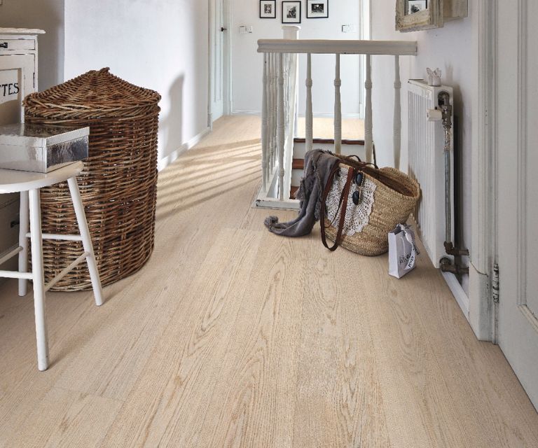 Robuuste houtlook Lindura fineerparket vloer in de hal