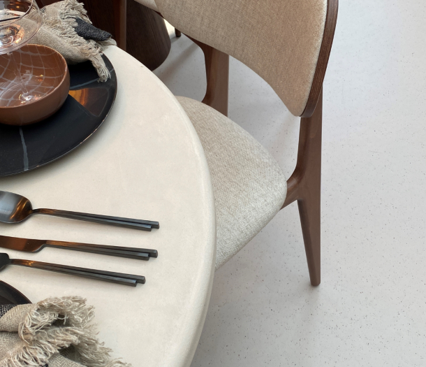 Grijze marmoleum betonlook in de eetkamer