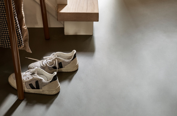 Grijze marmoleum betonlook in de hal