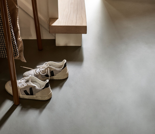 Grijze marmoleum betonlook in de hal