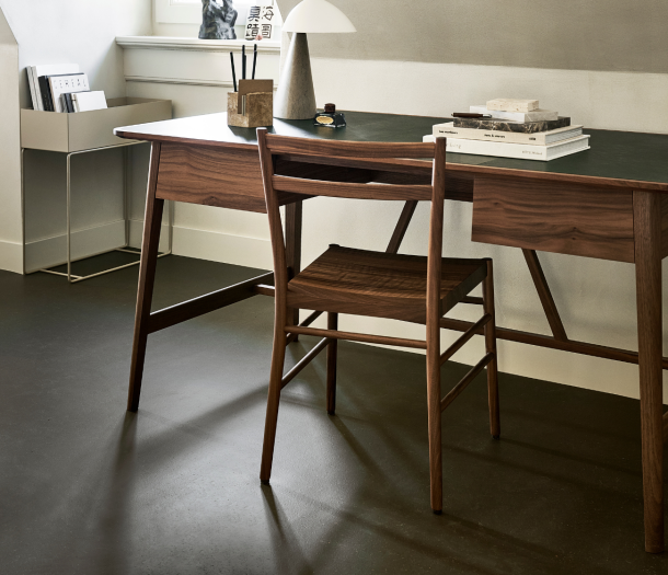 Donkere marmoleum betonlook in de werkkamer