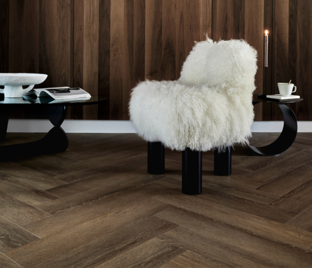 Donkere houttint pvc visgraatvloer in zithoek