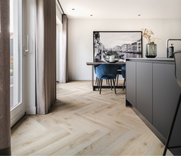 Houttint pvc visgraatvloer in keuken