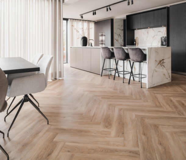 Houttint pvc visgraatvloer in keuken