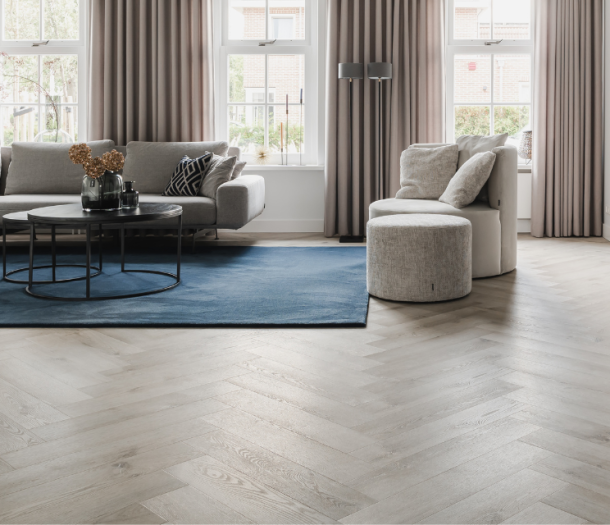 Grijze pvc visgraatvloer in woonkamer