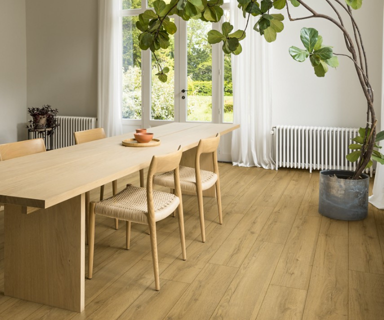 Quick-Step laminaat vloer in lichte houttint in de eetkamer