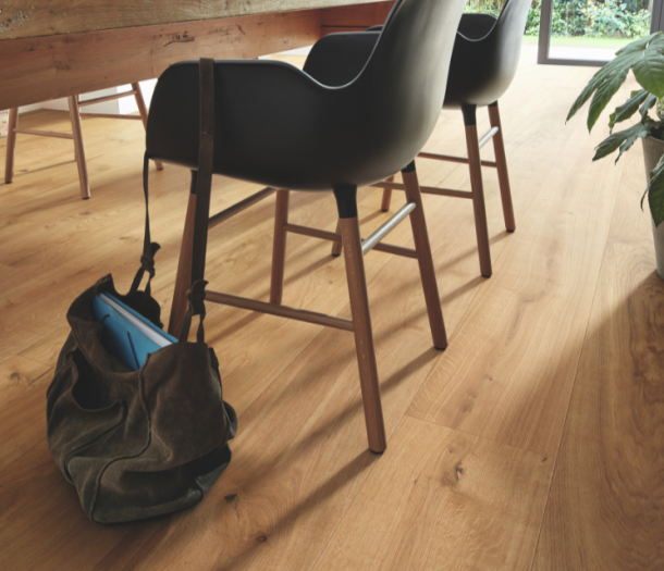 Meister laminaat vloer in lichte houttint in de eethoek