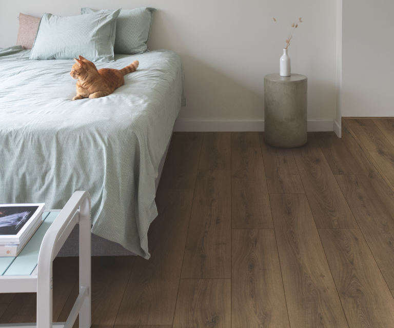 Quick-Step laminaat vloer in lichte houttint in de slaapkamer